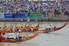 Các đội đua ghe ngo nam trên đường đua cự ly 1.200m. (Ảnh: Thanh Vũ/TTXVN)