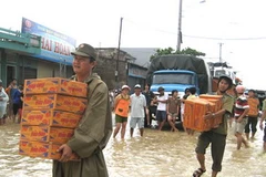 Chuyển hàng cứu trợ cho người dân vùng lũ ở Bình Định. (Ảnh: Thái Sơn/TTXVN) 
