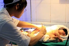 Chăm sóc bé sơ sinh. (Ảnh: TTXVN)