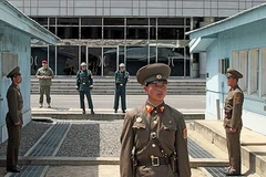 Quân đội Triều Tiên trong một khu phi quân sự ở Panmunjom. (Nguồn: AFP)