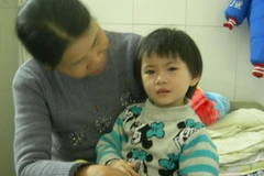 Nghịch gói chống ẩm, một bé gái 3 tuổi bị bỏng mắt