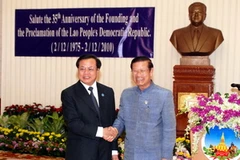 Phó Thủ tướng Lào Somsavad Lengsavath và ông Phạm Quang Nghị. (Ảnh: Phạm Kiên/TTXVN)