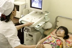 Siêu âm chẩn đoán trước sinh cho thai phụ. (Ảnh: Dương Ngọc/TTXVN)