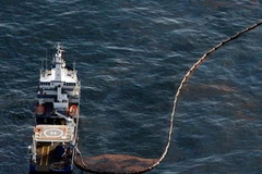 Ngăn chặn vết dầu loang trên mặt biển vịnh Mexico. (Ảnh: AFP/TTXVN)