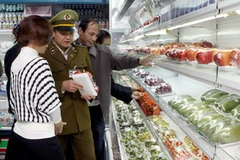 Đoàn kiểm tra đang kiểm tra tại siêu thị Vân Hồ. (Ảnh: Dương Ngọc/TTXVN)