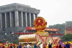 Xe Quốc huy diễu qua Lễ đài. (Ảnh: Trung Hiền/Vietnam+)