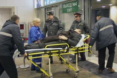 Chuyển một người bị thương trong vụ đánh bom ra khỏi sân bay Domodedovo. (Ảnh: AFP/TTXVN)