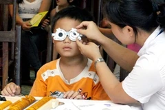 Khám mắt cho học sinh. (Ảnh: TTXVN)