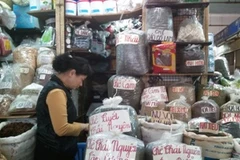 Đa dạng các loại trà được bày bán khắp các cửa hàng (Tâm Tâm/Vietnam+)