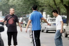 Nam diễn viên Hongkong Lưu Đức Hoa (phải) bị bắt gặp trên phố. (Nguồn: Internet)