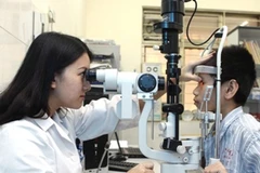 Khám chữa mắt cho trẻ em. (Ảnh : Hữu Oai/TTXVN)