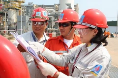 Hiệu chỉnh thiết bị vừa được lắp đặt tại Nhà máy sản xuất Polypropylene. (Ảnh: Hà Thái/TTXVN)