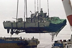 Cần cẩu vớt phần đuôi tàu PCC-772 Cheonan ngày 15/4. (Ảnh: AFP/TTXVN) 