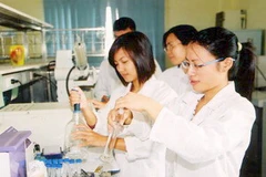 Nghiên cứu khoa học tại Viện công nghệ sinh học và công nghệ thực phẩm. (Ảnh: Minh Đông/TTXVN) 