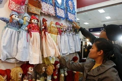 Khách tham quan gian hàng tại hội chợ. (Ảnh: Phạm Hậu/TTXVN)