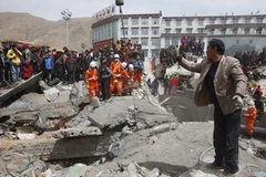 Các nhân viên cứu hộ nỗ lực tìm cứu các nạn nhân bị chôn vùi trong đống đổ nát. (Ảnh: THX/TTXVN)