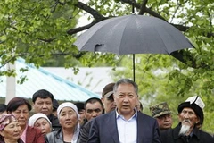 Tổng thống bị lật đổ Kurmanbek Bakiyev (giữa) và những người ủng hộ ông. (Ảnh: Reuters)