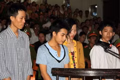 Bị cáo Giang, Thơm và Khánh, Quỳnh trước vành móng ngựa. (Ảnh: Lê Huy Hải/TTXVN)