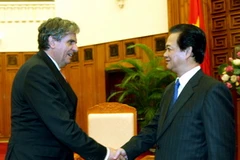 Thủ tướng Nguyễn Tấn Dũng và giáo sư Veer Man. (Ảnh: Nguyễn Dân/TTXVN)