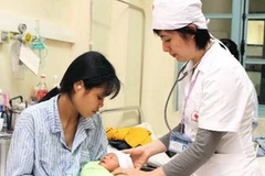 Chăm sóc sản phụ và trẻ sơ sinh sau khi sinh. (Nguồn: TTXVN)