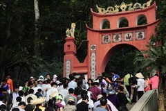 Khách hành hương lên Đền Hùng dâng hương giỗ Tổ. (Ảnh: Thùy Giang/Vietnam+)