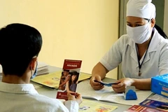Nhân viên y tế tư vấn, điều trị cho bệnh nhân nhiễm lao/HIV. (Ảnh: Dương Ngọc/TTXVN)