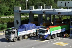 Xe tải của Hàn Quốc chở bột mì giúp người dân Triều Tiên. (Ảnh: AFP/TTXVN)