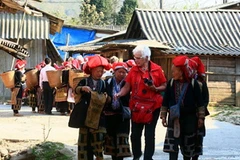 Khách du lịch quốc tế thăm bản Tả Phìn, huyện Sa Pa (Lào Cai). (Ảnh: Huy Hùng/TTXVN)