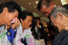 Một cuộc đoàn tụ gia đình bị ly tán 2 miền Triều Tiên. (Ảnh: AFP/TTXVN)