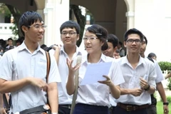 Số lượng học sinh đeo kính ngày càng tăng. (Ảnh: Phương Vy/TTXVN)