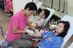 Nhân viên Bộ Giao thông Vận tải tham gia hiến máu. (Ảnh: Dương Giang/TTXVN)