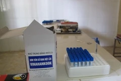 Những hộp mẫu bệnh phẩm tại Bệnh viện đa khoa huyện Hoài Đức. (Ảnh: PV/Vietnam+)