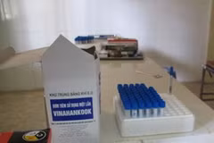 Những hộp mẫu bệnh phẩm tại Bệnh viện đa khoa huyện Hoài Đức. (Ảnh: PV/Vietnam+)