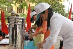 Thực hiện rửa tay bằng xà phòng. (Ảnh: Đức Phương/TTXVN)