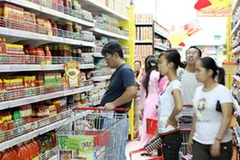 Người dân mua hàng tại siêu thị Big C. (Ảnh: Trần Việt/TTXVN)