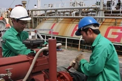 Công nhân vận hành thiết bị chiết nạp gas. (Ảnh: Hà Thái/TTXVN)