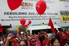 Người biểu tình của phe “áo đỏ” đổ về giao lộ Ratchaprasong. (Nguồn: Reuters)