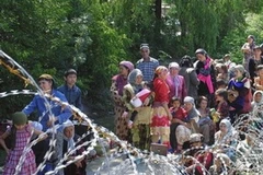 Những người chạy nạn chờ đợi để qua biên giới vào Uzbekistan. (Ảnh: AP)