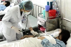 Chăm sóc bệnh nhân bị nhiễm cúm. Ảnh minh họa. (Ảnh: Dương Ngọc/TTXVN)