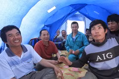 Người lao động Việt Nam tại trại tị nạn ở khu vực biên giới Tunisia và Libya. (Ảnh: Nhan Sáng/TTXVN)
