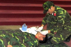 Thực hiện đề tài “Kỹ thuật đặt mask thanh quản trong cấp cứu ban đầu.” (Nguồn: vmmu.edu.vn)