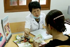 Bác sỹ tư vấn cho người nhiễm HIV tại Hà Nội. (Ảnh: Dương Ngọc/TTXVN)