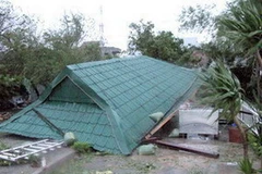 Một nhà dân ở dọc bờ kè thành phố Tuy Hòa, Phú Yên bị sập. (Ảnh: Thế Lập-Ly Kha/TTXVN) 