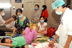 Bệnh nhân cúm A/H1N1 nằm điều trị tại Bệnh viện bệnh nhiệt đới Trung ương. (Ảnh: TTXVN)