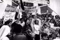Một cuộc họp mặt chào mừng quân giải phóng ngày 30/4/1975. (Ảnh: Hứa Kiểm/TTXVN)