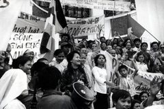 Một cuộc họp mặt chào mừng quân giải phóng ngày 30/4/1975. (Ảnh: Hứa Kiểm/TTXVN)