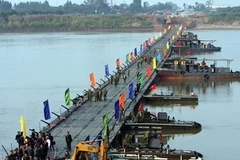 Cầu phao Chèm bắc qua sông Hồng. (Ảnh:Trọng Đức/TTXVN)