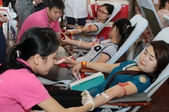 Sinh viên tham gia hiến máu nhân đạo. (Ảnh: TTXVN)