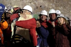 Tổng thống Chile ôm Florencio Avalos sau khi anh được cứu tại mỏ San Jose gần Copiapo (Ảnh: AP)