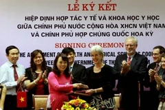 Lãnh đạo Bộ Y tế Việt Nam và Hoa Kỳ ký kết Hiệp định hợp tác. (Ảnh: Dương Ngọc/TTXVN)